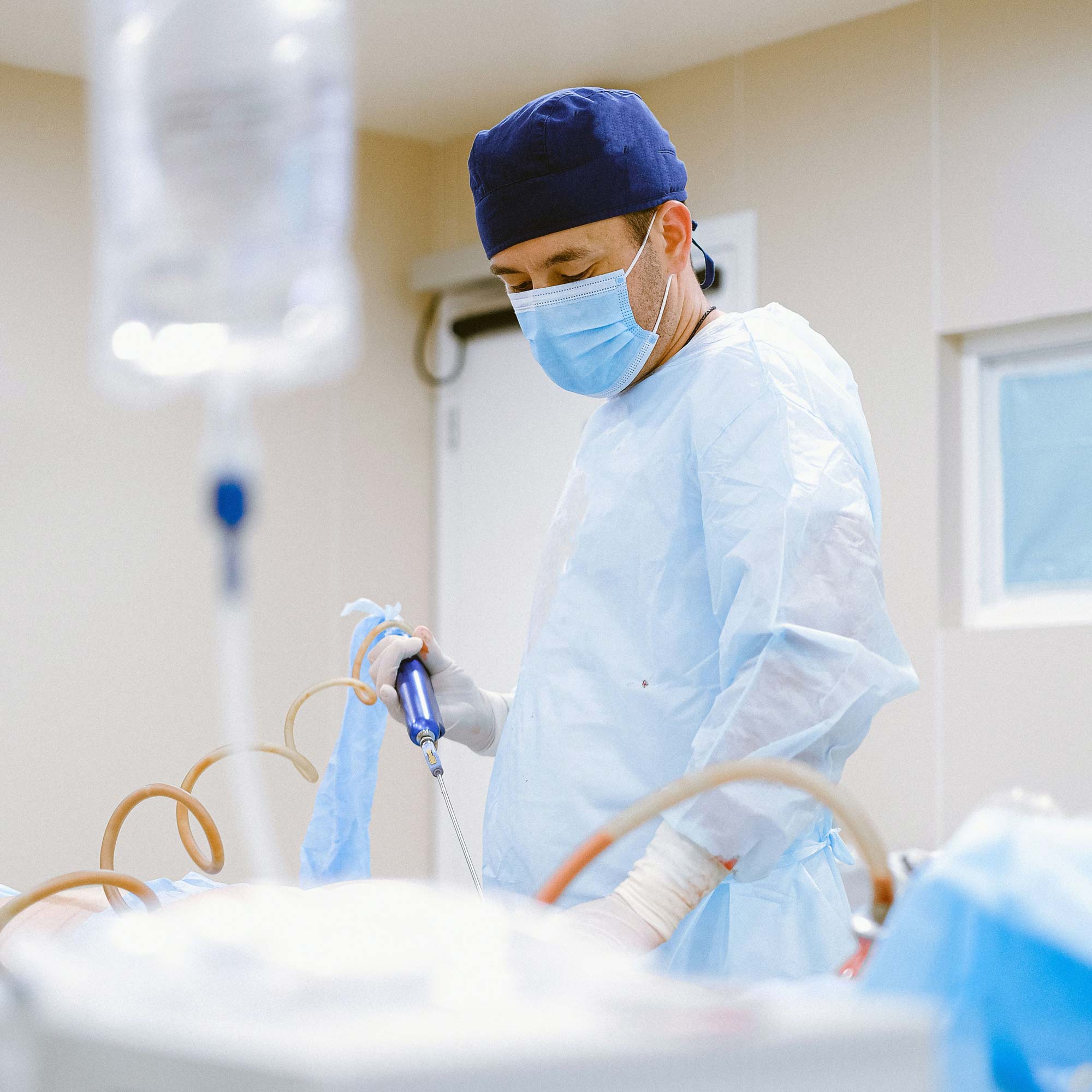 medico effettua una colonscopia