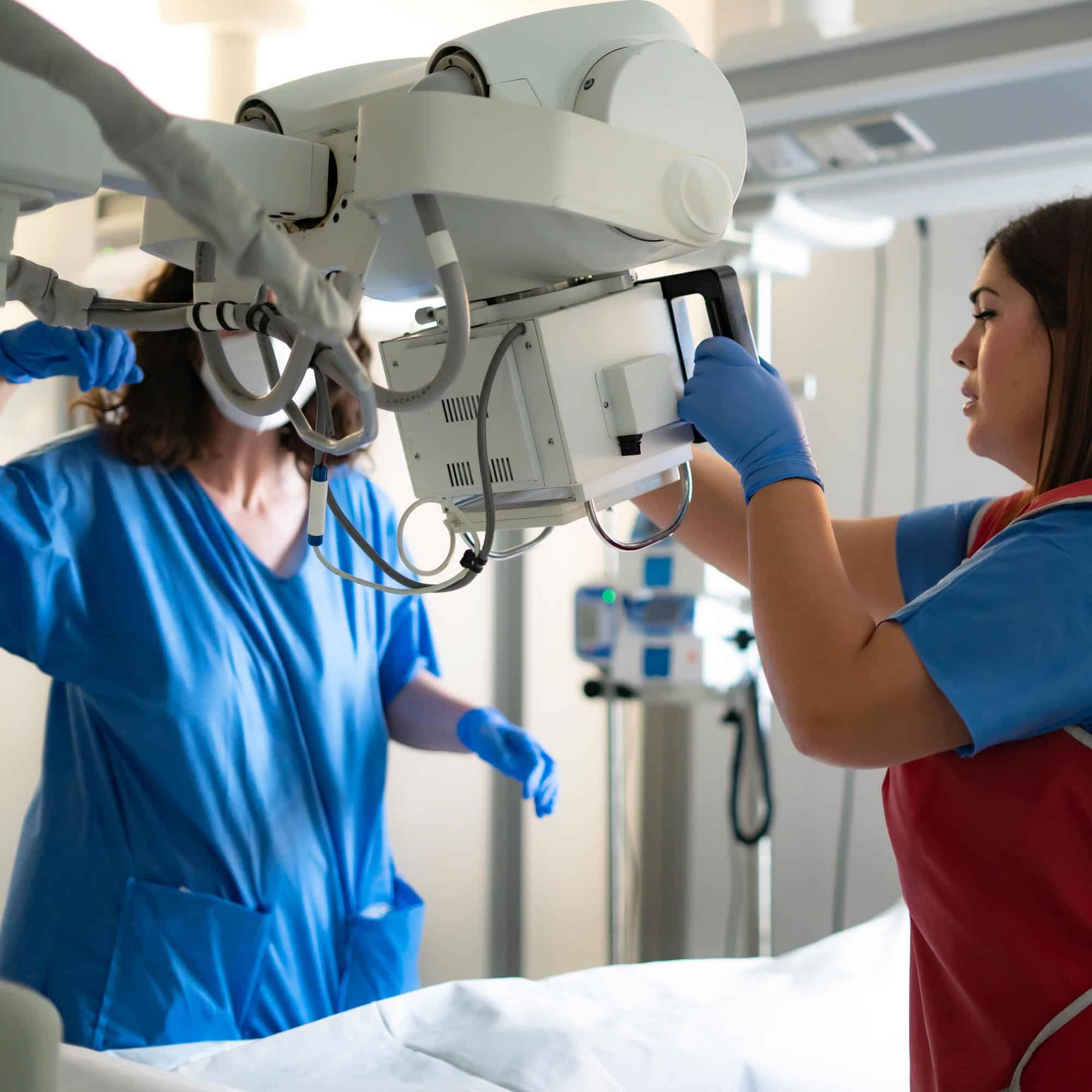 radiologi posizionano il macchinario per l'esame