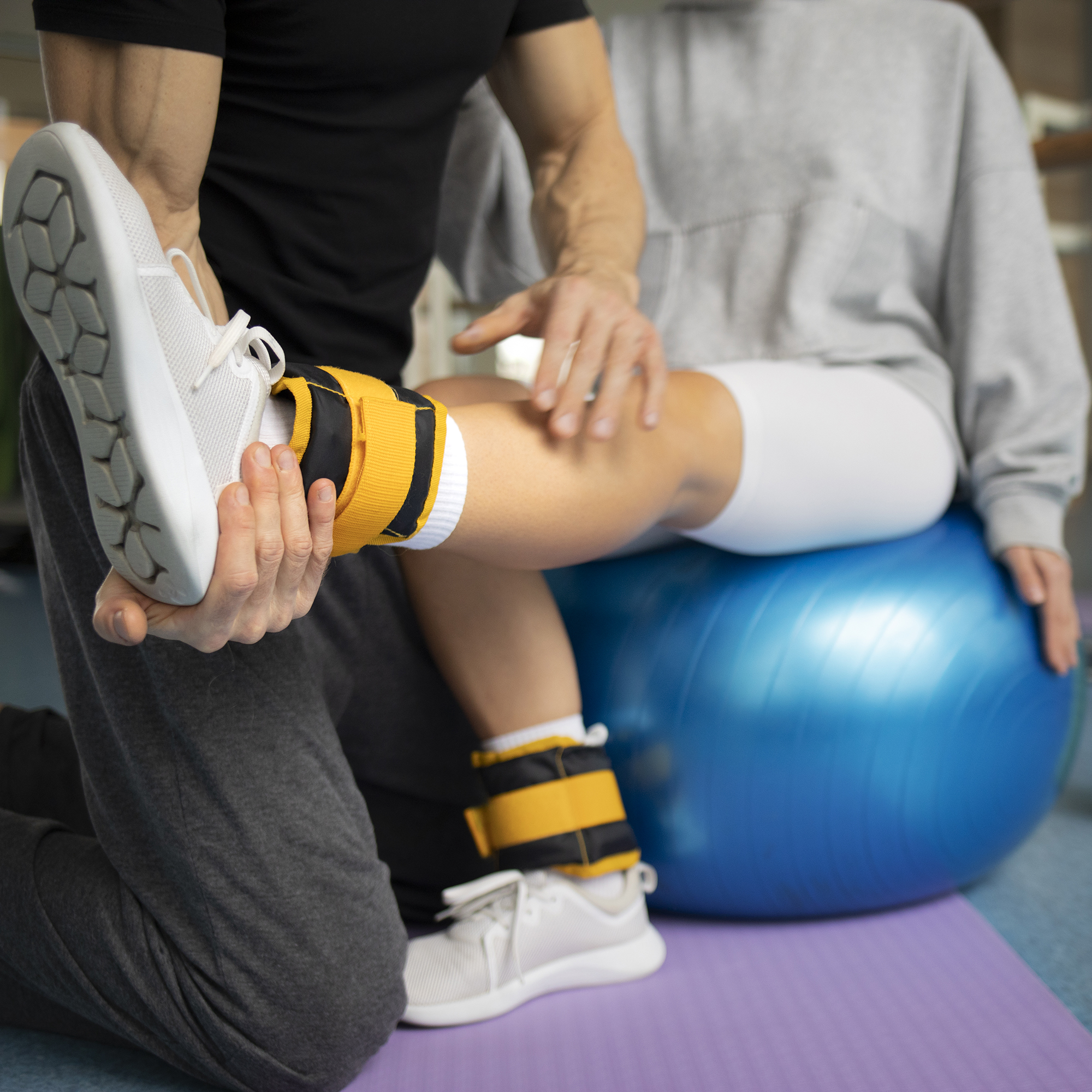 fisioterapista e paziente durante riabilitazione sportiva